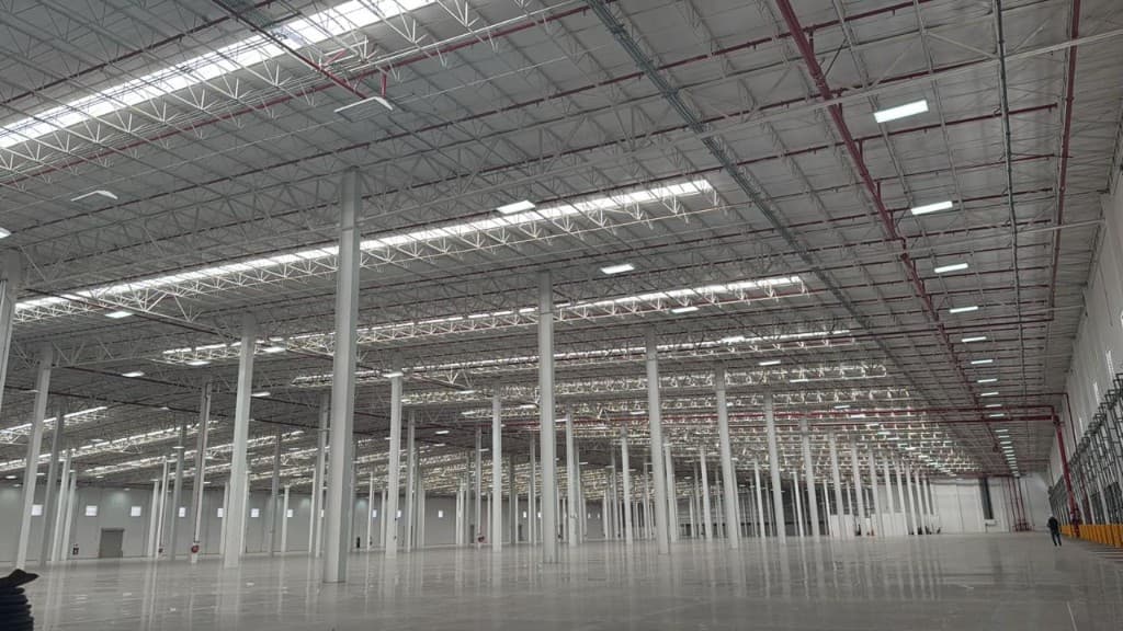 Nave de almacén de gran altura en CEDIS Silodisa — espacio y condiciones para alto volumen (fondo de la sección)