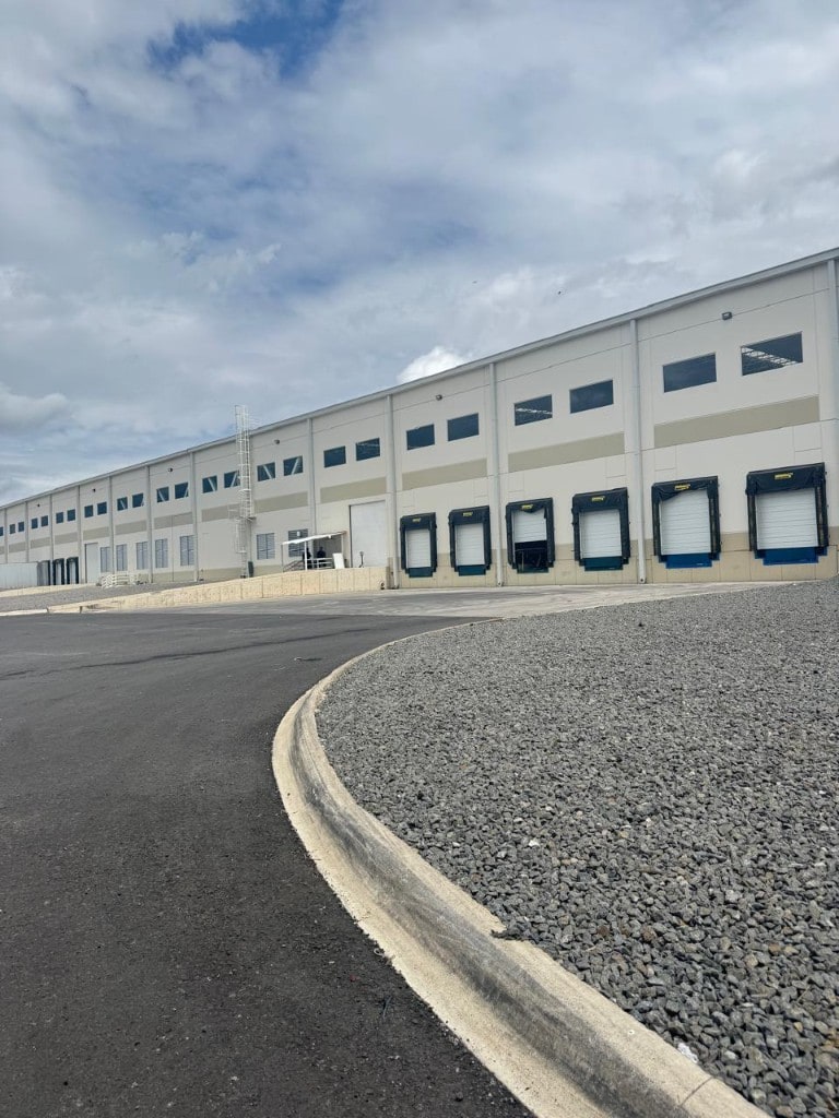 CEDIS Huehuetoca: fachada con múltiples muelles de carga y accesos